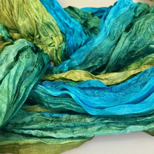 Twistet Silketørklæde 90157 Grøn Petrol Messing, twistet, Cork, snoet, krøllet, crash, ren, ægte, 100%, silke, silketørklæde, aflangt, tonet, koloreret, akvarel, tone-i-tone, ensfarvet, farvespil, sporty, elegant, smart, moderne, flot, lækkert, kvalitet, eksklusivt, damer, gave, gaveide, nordisk, stil, design, grønne, turkis, petrol, klædeligt, dansk, sjal, biti, ribe