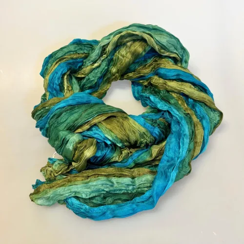 Twistet Silketørklæde 90157 Grøn Petrol Messing, twistet, Cork, snoet, krøllet, crash, ren, ægte, 100%, silke, silketørklæde, aflangt, tonet, koloreret, akvarel, tone-i-tone, ensfarvet, farvespil, sporty, elegant, smart, moderne, flot, lækkert, kvalitet, eksklusivt, damer, gave, gaveide, nordisk, stil, design, grønne, turkis, petrol, klædeligt, dansk, sjal, biti, ribe