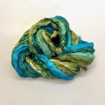 Twistet Silketørklæde 90157 Grøn Petrol Messing, Cork, twistet, snoet, krøllet, crash, ren, ægte, 100%, silke, silketørklæde, aflangt, tonet, koloreret, akvarel, tone-i-tone, ensfarvet, farvespil, sporty, elegant, smart, moderne, flot, lækkert, kvalitet, eksklusivt, damer, gave, gaveide, nordisk, stil, design, grønne, turkis, petrol, klædeligt, dansk, sjal, biti, ribe