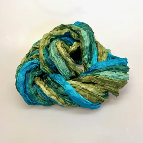 Twistet Silketørklæde 90157 Grøn Petrol Messing, Cork, twistet, snoet, krøllet, crash, ren, ægte, 100%, silke, silketørklæde, aflangt, tonet, koloreret, akvarel, tone-i-tone, ensfarvet, farvespil, sporty, elegant, smart, moderne, flot, lækkert, kvalitet, eksklusivt, damer, gave, gaveide, nordisk, stil, design, grønne, turkis, petrol, klædeligt, dansk, sjal, biti, ribe