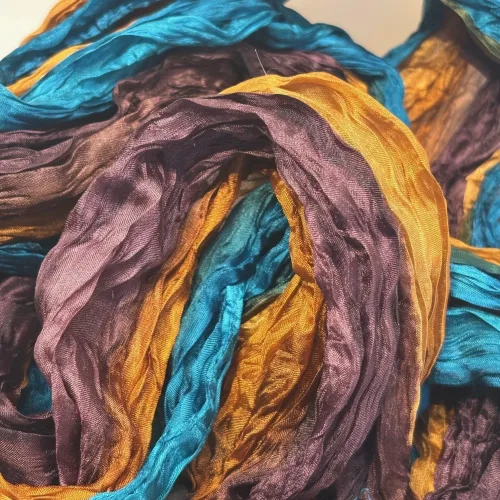 Twistet Silketørklæde 90214 Lille Petrol Blomme Camel, aruba, kontrast, petrol, interessant, smart, moderne, blå, brun, camel, sporty, sejt, forår, krøllet, snoet, crash, ponge, lille, silketørklæde, ren, ægte, naturmaterialer, holdbart, bæredygtigt, tilbehør, gave, gaveide, biti, ribe