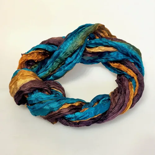 Twistet Silketørklæde 90214 Lille Petrol Blomme Camel, aruba, kontrast, petrol, interessant, smart, moderne, blå, brun, camel, sporty, sejt, forår, krøllet, snoet, crash, ponge, lille, silketørklæde, ren, ægte, naturmaterialer, holdbart, bæredygtigt, tilbehør, gave, gaveide, biti, ribe