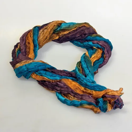 Twistet Silketørklæde 90214 Lille Petrol Blomme Camel, aruba, kontrast, petrol, interessant, smart, moderne, blå, brun, camel, sporty, sejt, forår, krøllet, snoet, crash, ponge, lille, silketørklæde, ren, ægte, naturmaterialer, holdbart, bæredygtigt, tilbehør, gave, gaveide, biti, ribe