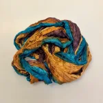 Twistet Silketørklæde 90214 Lille Petrol Blomme Camel, aruba, kontrast, petrol, interessant, smart, moderne, blå, brun, camel, sporty, sejt, forår, krøllet, snoet, crash, ponge, lille, silketørklæde, ren, ægte, naturmaterialer, holdbart, bæredygtigt, tilbehør, gave, gaveide, biti, ribe