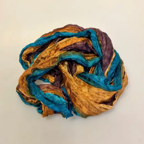 Twistet Silketørklæde 90214 Lille Petrol Blomme Camel, aruba, kontrast, petrol, interessant, smart, moderne, blå, brun, camel, sporty, sejt, forår, krøllet, snoet, crash, ponge, lille, silketørklæde, ren, ægte, naturmaterialer, holdbart, bæredygtigt, tilbehør, gave, gaveide, biti, ribe