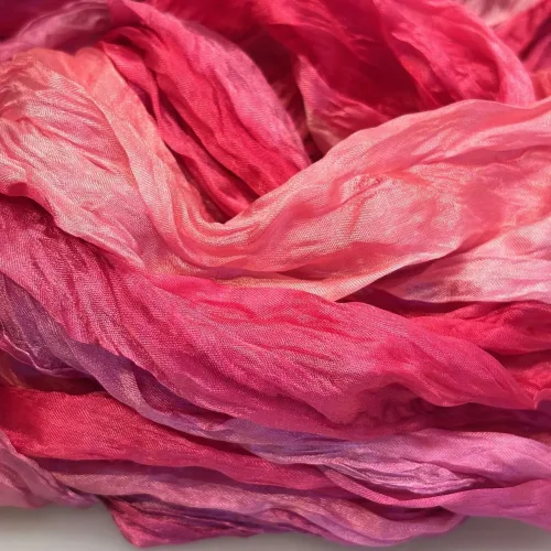 Twistet Silketørklæde 90231 Lille Rosenrøde Nuancer, samsø, samsö, lyserød, pink, rosa, rosebud, feminin, dæmpet, snoet, krøllet, crash, ren, ægte, 100%, silke, silketørklæde, aflangt, tonet, koloreret, akvarel, tone-i-tone, ensfarvet, farvespil, sporty, elegant, smart, moderne, flot, lækkert, kvalitet, eksklusivt, damer, gave, gaveide, nordisk, stil, design, grønne, turkis, petrol, klædeligt, dansk, sjal, biti, ribe,