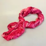 Twistet Silketørklæde 90231 Lille Rosenrøde Nuancer, samsø, samsö, lyserød, pink, rosa, rosebud, feminin, dæmpet, snoet, krøllet, crash, ren, ægte, 100%, silke, silketørklæde, aflangt, tonet, koloreret, akvarel, tone-i-tone, ensfarvet, farvespil, sporty, elegant, smart, moderne, flot, lækkert, kvalitet, eksklusivt, damer, gave, gaveide, nordisk, stil, design, grønne, turkis, petrol, klædeligt, dansk, sjal, biti, ribe,