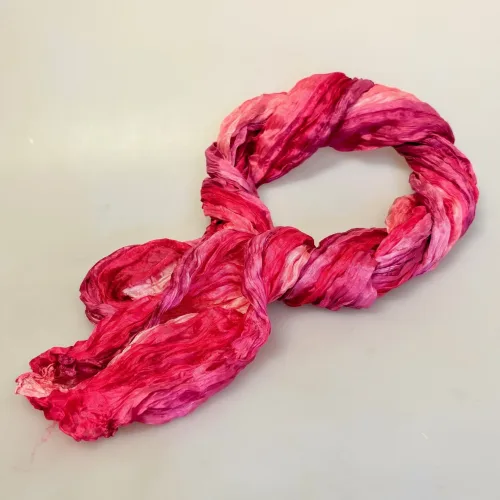 Twistet Silketørklæde 90231 Lille Rosenrøde Nuancer, samsø, samsö, lyserød, pink, rosa, rosebud, feminin, dæmpet, snoet, krøllet, crash, ren, ægte, 100%, silke, silketørklæde, aflangt, tonet, koloreret, akvarel, tone-i-tone, ensfarvet, farvespil, sporty, elegant, smart, moderne, flot, lækkert, kvalitet, eksklusivt, damer, gave, gaveide, nordisk, stil, design, grønne, turkis, petrol, klædeligt, dansk, sjal, biti, ribe,