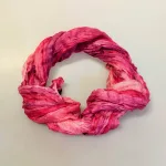 Twistet Silketørklæde 90231 Lille Rosenrøde Nuancer, samsø, samsö, lyserød, pink, rosa, rosebud, feminin, dæmpet, snoet, krøllet, crash, ren, ægte, 100%, silke, silketørklæde, aflangt, tonet, koloreret, akvarel, tone-i-tone, ensfarvet, farvespil, sporty, elegant, smart, moderne, flot, lækkert, kvalitet, eksklusivt, damer, gave, gaveide, nordisk, stil, design, grønne, turkis, petrol, klædeligt, dansk, sjal, biti, ribe,