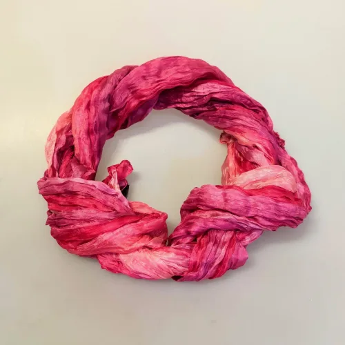 Twistet Silketørklæde 90231 Lille Rosenrøde Nuancer, samsø, samsö, lyserød, pink, rosa, rosebud, feminin, dæmpet, snoet, krøllet, crash, ren, ægte, 100%, silke, silketørklæde, aflangt, tonet, koloreret, akvarel, tone-i-tone, ensfarvet, farvespil, sporty, elegant, smart, moderne, flot, lækkert, kvalitet, eksklusivt, damer, gave, gaveide, nordisk, stil, design, grønne, turkis, petrol, klædeligt, dansk, sjal, biti, ribe,