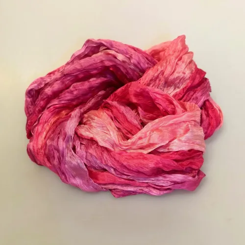 Twistet Silketørklæde 90231 Lille Rosenrøde Nuancer, samsø, samsö, lyserød, pink, rosa, rosebud, feminin, dæmpet, snoet, krøllet, crash, ren, ægte, 100%, silke, silketørklæde, aflangt, tonet, koloreret, akvarel, tone-i-tone, ensfarvet, farvespil, sporty, elegant, smart, moderne, flot, lækkert, kvalitet, eksklusivt, damer, gave, gaveide, nordisk, stil, design, grønne, turkis, petrol, klædeligt, dansk, sjal, biti, ribe,