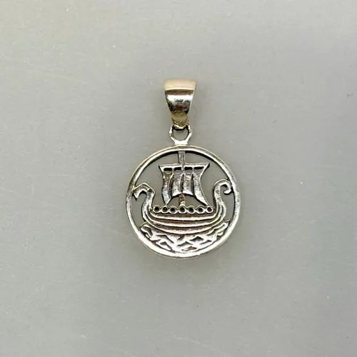 Vedhæng i Sølv - Rundt med Vikingeskib Lille, moderne, fladt, rundt, charm, Vikingeskib, Vedhæng i sølv - Vikingeskib, skridbladner, langbåd, vikingebåd, vikingeskib, dragestævn, fund, nordisk mytologi, asatro, fund, museumssmykker, kopi smykker, danefæ, ribe, vadehavet, danmarks ældste by, biti, thor, freja, odin, ydun, idun