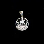 Vedhæng i Sølv - Rundt med Vikingeskib Lille, moderne, fladt, rundt, charm, Vikingeskib, Vedhæng i sølv - Vikingeskib, skridbladner, langbåd, vikingebåd, vikingeskib, dragestævn, fund, nordisk mytologi, asatro, fund, museumssmykker, kopi smykker, danefæ, ribe, vadehavet, danmarks ældste by, biti, thor, freja, odin, ydun, idun