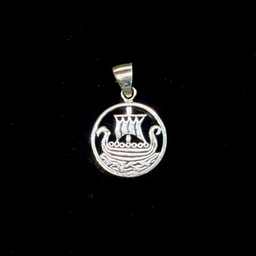 Vedhæng i Sølv - Rundt med Vikingeskib Lille, moderne, fladt, rundt, charm, Vikingeskib, Vedhæng i sølv - Vikingeskib, skridbladner, langbåd, vikingebåd, vikingeskib, dragestævn, fund, nordisk mytologi, asatro, fund, museumssmykker, kopi smykker, danefæ, ribe, vadehavet, danmarks ældste by, biti, thor, freja, odin, ydun, idun