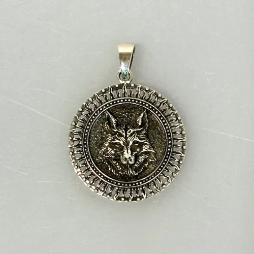 Vikingevedhæng i Sølv - Ulveamulet Fenris, fjer, indianer, totem, dyr, kraft, styrke, magisk, drømme, Ulven, fenrisulven, fenris, ulv, ulvehyl, totemdyr, museumssmykke, fund, vikingefund, vikingesmykke, sterling, sølv, ægte,925, ren, vedhæng. kæde, mytologi, asatro, aser, vikingetiden, symbolsk, styrle, amulet, snu, klog, modig, mod, wolf, pack, historiske, smykker, dansk, biti, ribe, blt, sv