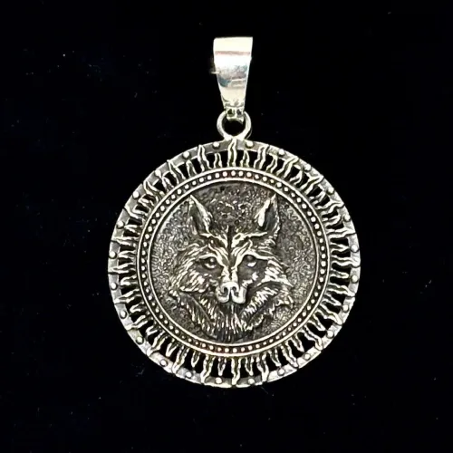 Vikingevedhæng i Sølv - Ulveamulet Fenris, fjer, indianer, totem, dyr, kraft, styrke, magisk, drømme, Ulven, fenrisulven, fenris, ulv, ulvehyl, totemdyr, museumssmykke, fund, vikingefund, vikingesmykke, sterling, sølv, ægte,925, ren, vedhæng. kæde, mytologi, asatro, aser, vikingetiden, symbolsk, styrle, amulet, snu, klog, modig, mod, wolf, pack, historiske, smykker, dansk, biti, ribe, blt, sv