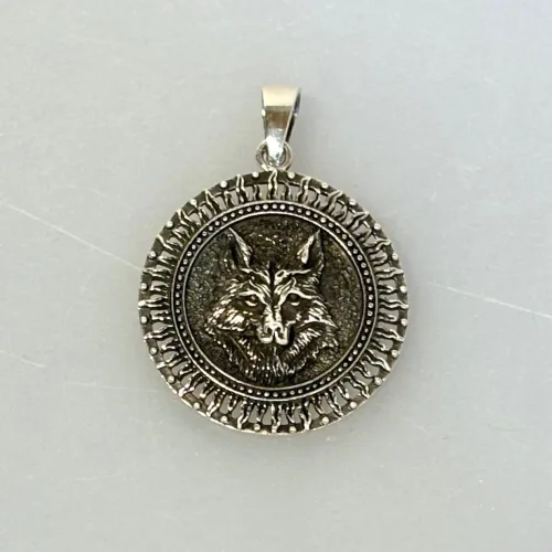 Vikingevedhæng i Sølv - Ulveamulet Fenris, fjer, indianer, totem, dyr, kraft, styrke, magisk, drømme, Ulven, fenrisulven, fenris, ulv, ulvehyl, totemdyr, museumssmykke, fund, vikingefund, vikingesmykke, sterling, sølv, ægte,925, ren, vedhæng. kæde, mytologi, asatro, aser, vikingetiden, symbolsk, styrle, amulet, snu, klog, modig, mod, wolf, pack, historiske, smykker, dansk, biti, ribe, blt, sv