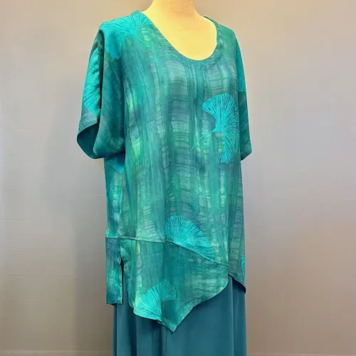Asymmetrisk Tunika - 151 Gingko Turkis, lang, løs, let, gingko, bilopa, tempeltræ, Turkis, lang, løs, store, størrelser, loose, fit, tunika, bluse, behagelig, vidde, lækker, smuk, curvy, xxl, batik, batikfarvet, batiktryk, natur, bæredygtig, turkis, blå, grøn, koloreret, akvarel, smukke, kvalitet, holdbar, kulør, piger, damer, festlig, festbluse, biti, ribe, unikat