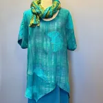 Asymmetrisk Tunika - 151 Gingko Turkis, lang, løs, let, gingko, bilopa, tempeltræ, Turkis, lang, løs, store, størrelser, loose, fit, tunika, bluse, behagelig, vidde, lækker, smuk, curvy, xxl, batik, batikfarvet, batiktryk, natur, bæredygtig, turkis, blå, grøn, koloreret, akvarel, smukke, kvalitet, holdbar, kulør, piger, damer, festlig, festbluse, biti, ribe, unikat