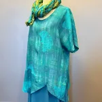 Asymmetrisk Tunika - 151 Gingko Turkis, lang, løs, let, gingko, bilopa, tempeltræ, Turkis, lang, løs, store, størrelser, loose, fit, tunika, bluse, behagelig, vidde, lækker, smuk, curvy, xxl, batik, batikfarvet, batiktryk, natur, bæredygtig, turkis, blå, grøn, koloreret, akvarel, smukke, kvalitet, holdbar, kulør, piger, damer, festlig, festbluse, biti, ribe, unikat