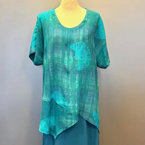 Asymmetrisk Tunika - 151 Gingko Turkis, lang, løs, let, gingko, bilopa, tempeltræ, Turkis, lang, løs, store, størrelser, loose, fit, tunika, bluse, behagelig, vidde, lækker, smuk, curvy, xxl, batik, batikfarvet, batiktryk, natur, bæredygtig, turkis, blå, grøn, koloreret, akvarel, smukke, kvalitet, holdbar, kulør, piger, damer, festlig, festbluse, biti, ribe, unikat