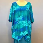 Asymmetrisk Tunika Model 143 - Pan Blå Turkis, lang, løs, store, størrelser, loose, fit, tunika, bluse, behagelig, vidde, lækker, smuk, curvy, xxl, batik, batikfarvet, batiktryk, natur, bæredygtig, turkis, blå, grøn, koloreret, akvarel, smukke, kvalitet, holdbar, kulør, piger, damer, festlig, festbluse, biti, ribe, unikat