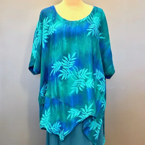 Asymmetrisk Tunika Model 143 - Pan Blå Turkis, lang, løs, store, størrelser, loose, fit, tunika, bluse, behagelig, vidde, lækker, smuk, curvy, xxl, batik, batikfarvet, batiktryk, natur, bæredygtig, turkis, blå, grøn, koloreret, akvarel, smukke, kvalitet, holdbar, kulør, piger, damer, festlig, festbluse, biti, ribe, unikat