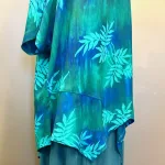 Asymmetrisk Tunika Model 143 - Pan Blå Turkis, lang, løs, store, størrelser, loose, fit, tunika, bluse, behagelig, vidde, lækker, smuk, curvy, xxl, batik, batikfarvet, batiktryk, natur, bæredygtig, turkis, blå, grøn, koloreret, akvarel, smukke, kvalitet, holdbar, kulør, piger, damer, festlig, festbluse, biti, ribe, unikat