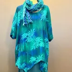 Asymmetrisk Tunika Model 143 - Pan Blå Turkis, lang, løs, store, størrelser, loose, fit, tunika, bluse, behagelig, vidde, lækker, smuk, curvy, xxl, batik, batikfarvet, batiktryk, natur, bæredygtig, turkis, blå, grøn, koloreret, akvarel, smukke, kvalitet, holdbar, kulør, piger, damer, festlig, festbluse, biti, ribe, unikat