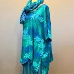 Asymmetrisk Tunika Model 143 - Pan Blå Turkis, lang, løs, store, størrelser, loose, fit, tunika, bluse, behagelig, vidde, lækker, smuk, curvy, xxl, batik, batikfarvet, batiktryk, natur, bæredygtig, turkis, blå, grøn, koloreret, akvarel, smukke, kvalitet, holdbar, kulør, piger, damer, festlig, festbluse, biti, ribe, unikat