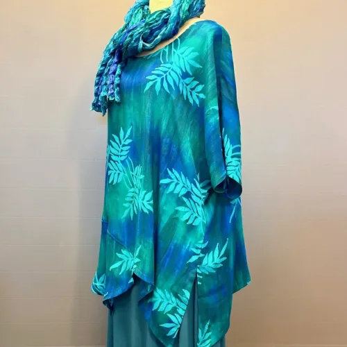 Asymmetrisk Tunika Model 143 - Pan Blå Turkis, lang, løs, store, størrelser, loose, fit, tunika, bluse, behagelig, vidde, lækker, smuk, curvy, xxl, batik, batikfarvet, batiktryk, natur, bæredygtig, turkis, blå, grøn, koloreret, akvarel, smukke, kvalitet, holdbar, kulør, piger, damer, festlig, festbluse, biti, ribe, unikat