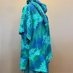 Asymmetrisk Tunika Model 143 - Pan Blå Turkis, lang, løs, store, størrelser, loose, fit, tunika, bluse, behagelig, vidde, lækker, smuk, curvy, xxl, batik, batikfarvet, batiktryk, natur, bæredygtig, turkis, blå, grøn, koloreret, akvarel, smukke, kvalitet, holdbar, kulør, piger, damer, festlig, festbluse, biti, ribe, unikat