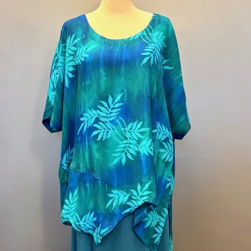 Asymmetrisk Tunika Model 143 - Pan Blå Turkis, lang, løs, store, størrelser, loose, fit, tunika, bluse, behagelig, vidde, lækker, smuk, curvy, xxl, batik, batikfarvet, batiktryk, natur, bæredygtig, turkis, blå, grøn, koloreret, akvarel, smukke, kvalitet, holdbar, kulør, piger, damer, festlig, festbluse, biti, ribe, unikat
