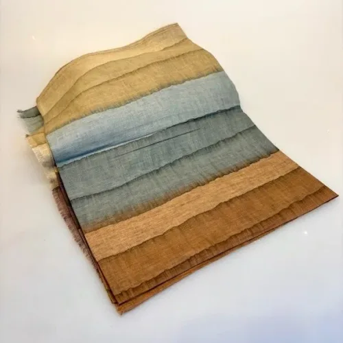 Djian Koloreret Tørklæde - Grå Brune Toner, streifen, striber, koloreret, tryk, batikfarvet, tryk, farveforløb, diskret, jordfarver, brun, grå, dæmpede, smart, elegant, inde, udendørs, stola, moderne, let, aflangt, stort, blødt, økologisk, bomuld, bomuldstørklæde, kba, bio, øko, bæredygtigt, natur, biti, ribe