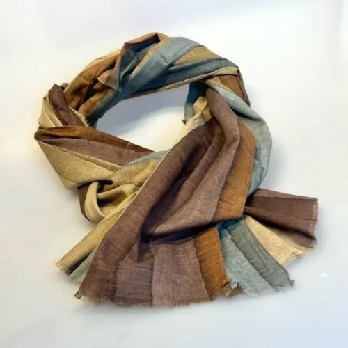 Djian Koloreret Tørklæde - Grå Brune Toner, streifen, striber, koloreret, tryk, batikfarvet, tryk, farveforløb, diskret, jordfarver, brun, grå, dæmpede, smart, elegant, inde, udendørs, stola, moderne, let, aflangt, stort, blødt, økologisk, bomuld, bomuldstørklæde, kba, bio, øko, bæredygtigt, natur, biti, ribe