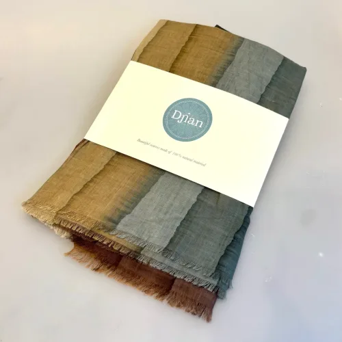 Djian Koloreret Tørklæde - Grå Brune Toner, streifen, striber, koloreret, tryk, batikfarvet, tryk, farveforløb, diskret, jordfarver, brun, grå, dæmpede, smart, elegant, inde, udendørs, stola, moderne, let, aflangt, stort, blødt, økologisk, bomuld, bomuldstørklæde, kba, bio, øko, bæredygtigt, natur, biti, ribe