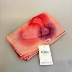 Djian Koloreret Tørklæde - Pudder Rosa Toner, bomber, batiktryk, batikfarvet, rosa, pudderfarvet, lyserød, bærrød, aubergine, feminint, lyst, forårs, fornemmelser, agtigt, frisk, tyndt, let, lækkert, øko, økologisk, bomuld, sjal, stort, aflangt, stola, gave, forårstøj, accessoires, tilbehør, smart, fint, feminint, piger, damer, ren, bæredygtigt, holdbart, bio, biti, ribe, behageligt, solbeskyttelse,