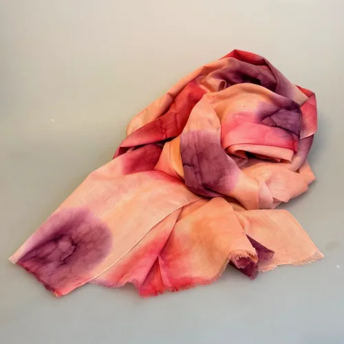 Djian Koloreret Tørklæde - Pudder Rosa Toner, bomber, batiktryk, batikfarvet, rosa, pudderfarvet, lyserød, bærrød, aubergine, feminint, lyst, forårs, fornemmelser, agtigt, frisk, tyndt, let, lækkert, øko, økologisk, bomuld, sjal, stort, aflangt, stola, gave, forårstøj, accessoires, tilbehør, smart, fint, feminint, piger, damer, ren, bæredygtigt, holdbart, bio, biti, ribe, behageligt, solbeskyttelse, bomuldstørklæde, hovedtørklæde