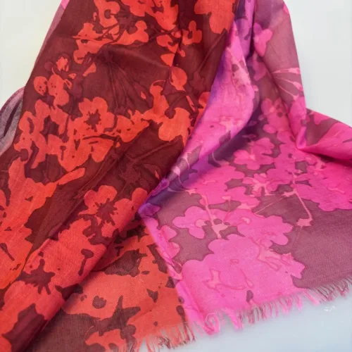 Djian Tørklæde - Ada Fuchsia Rød, kirsebærblomster, cherry blossom, røde, pink, rosa, farver, ren, bomuld, bomuldstørklæde, print, øko, økologisk, bæredygtigt, holdbart, lækker, kvalitet, smukt, dansk, design, smart, accessoires, tilbehør, forårs, sommer, spring, 2025, moderne, feminint, flot, livligt, frisk, gave, gaveide, konfirmation, biti, ribe