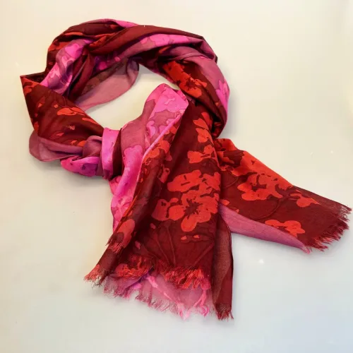 Djian Tørklæde - Ada Fuchsia Rød, kirsebærblomster, cherry blossom, røde, pink, rosa, farver, ren, bomuld, bomuldstørklæde, print, øko, økologisk, bæredygtigt, holdbart, lækker, kvalitet, smukt, dansk, design, smart, accessoires, tilbehør, forårs, sommer, spring, 2025, moderne, feminint, flot, livligt, frisk, gave, gaveide, konfirmation, biti, ribe