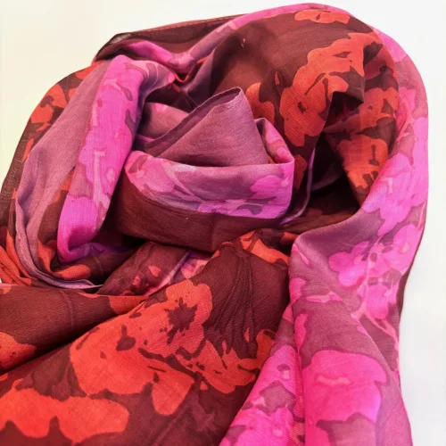 Djian Tørklæde - Ada Fuchsia Rød, kirsebærblomster, cherry blossom, røde, pink, rosa, farver, ren, bomuld, bomuldstørklæde, print, øko, økologisk, bæredygtigt, holdbart, lækker, kvalitet, smukt, dansk, design, smart, accessoires, tilbehør, forårs, sommer, spring, 2025, moderne, feminint, flot, livligt, frisk, gave, gaveide, konfirmation, biti, ribe