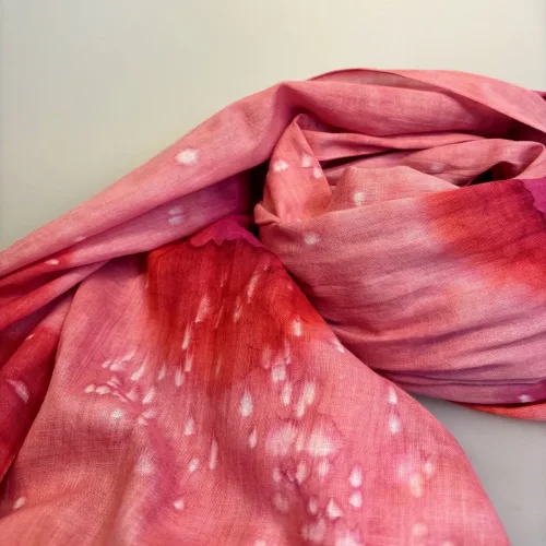 Djian Tørklæde Batik - Pudder Rosa Prik, batiktryk, batikfarvet, rosa, pudderfarvet, lyserød, bærrød, aubergine, feminint, lyst, forårs, fornemmelser, agtigt, frisk, tyndt, let, lækkert, øko, økologisk, bomuld, sjal, stort, aflangt, stola, gave, forårstøj, accessoires, tilbehør, smart, fint, feminint, piger, damer, ren, bæredygtigt, holdbart, bio, biti, ribe, behageligt, solbeskyttelse,