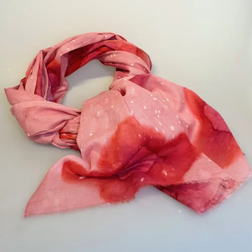 Djian Tørklæde Batik - Pudder Rosa Prik, batiktryk, batikfarvet, rosa, pudderfarvet, lyserød, bærrød, aubergine, feminint, lyst, forårs, fornemmelser, agtigt, frisk, tyndt, let, lækkert, øko, økologisk, bomuld, sjal, stort, aflangt, stola, gave, forårstøj, accessoires, tilbehør, smart, fint, feminint, piger, damer, ren, bæredygtigt, holdbart, bio, biti, ribe, behageligt, solbeskyttelse,