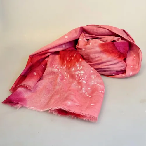 Djian Tørklæde Batik - Pudder Rosa Prik, batiktryk, batikfarvet, rosa, pudderfarvet, lyserød, bærrød, aubergine, feminint, lyst, forårs, fornemmelser, agtigt, frisk, tyndt, let, lækkert, øko, økologisk, bomuld, sjal, stort, aflangt, stola, gave, forårstøj, accessoires, tilbehør, smart, fint, feminint, piger, damer, ren, bæredygtigt, holdbart, bio, biti, ribe, behageligt, solbeskyttelse,