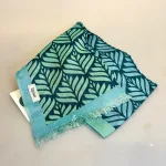 Djian Tørklæde - Grøn Blå Lotus, lotusblomst, tryk, print, M403-B, blå, grøn, douce, diskret, nydeligt, flot, smart, sporty, gave, gaveide, forårstørklæde, havfarver, skandinavisk, dansk, design, cool, stiligt, stilet, stil, bio, kba, bomuld, ren, bæredygtigt, holdbart, naturligt, biti, ribe, tilbehør,