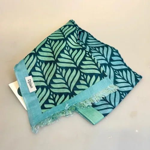 Djian Tørklæde - Grøn Blå Lotus, lotusblomst, tryk, print, M403-B, blå, grøn, douce, diskret, nydeligt, flot, smart, sporty, gave, gaveide, forårstørklæde, havfarver, skandinavisk, dansk, design, cool, stiligt, stilet, stil, bio, kba, bomuld, ren, bæredygtigt, holdbart, naturligt, biti, ribe, tilbehør,