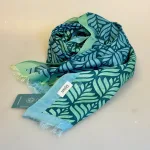 Djian Tørklæde - Grøn Blå Lotus, lotusblomst, tryk, print, M403-B, blå, grøn, douce, diskret, nydeligt, flot, smart, sporty, gave, gaveide, forårstørklæde, havfarver, skandinavisk, dansk, design, cool, stiligt, stilet, stil, bio, kba, bomuld, ren, bæredygtigt, holdbart, naturligt, biti, ribe, tilbehør,