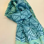 Djian Tørklæde - Grøn Blå Lotus, lotusblomst, tryk, print, M403-B, blå, grøn, douce, diskret, nydeligt, flot, smart, sporty, gave, gaveide, forårstørklæde, havfarver, skandinavisk, dansk, design, cool, stiligt, stilet, stil, bio, kba, bomuld, ren, bæredygtigt, holdbart, naturligt, biti, ribe, tilbehør,