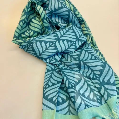 Djian Tørklæde - Grøn Blå Lotus, lotusblomst, tryk, print, M403-B, blå, grøn, douce, diskret, nydeligt, flot, smart, sporty, gave, gaveide, forårstørklæde, havfarver, skandinavisk, dansk, design, cool, stiligt, stilet, stil, bio, kba, bomuld, ren, bæredygtigt, holdbart, naturligt, biti, ribe, tilbehør,