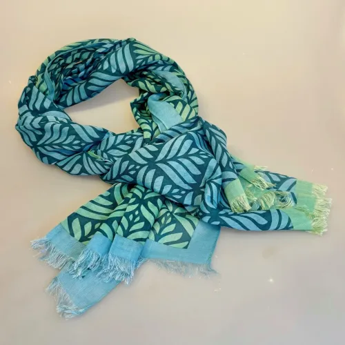 Djian Tørklæde - Grøn Blå Lotus, lotusblomst, tryk, print, M403-B, blå, grøn, douce, diskret, nydeligt, flot, smart, sporty, gave, gaveide, forårstørklæde, havfarver, skandinavisk, dansk, design, cool, stiligt, stilet, stil, bio, kba, bomuld, ren, bæredygtigt, holdbart, naturligt, biti, ribe, tilbehør,